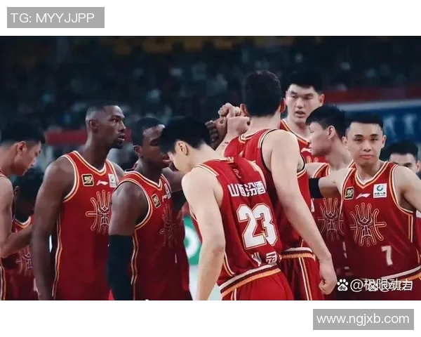 CBA青岛对阵新疆激战正酣球迷热情高涨期待精彩表现